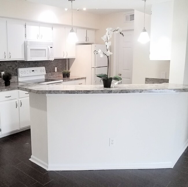 Building Photo - Gorgeous Remodeled 2/2 Floors Condo For Re...