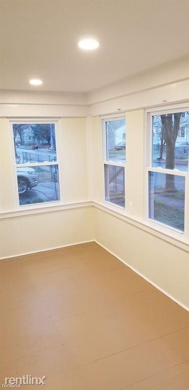 Building Photo - 3 br, 1.5 bath House - 86 Clifton St
