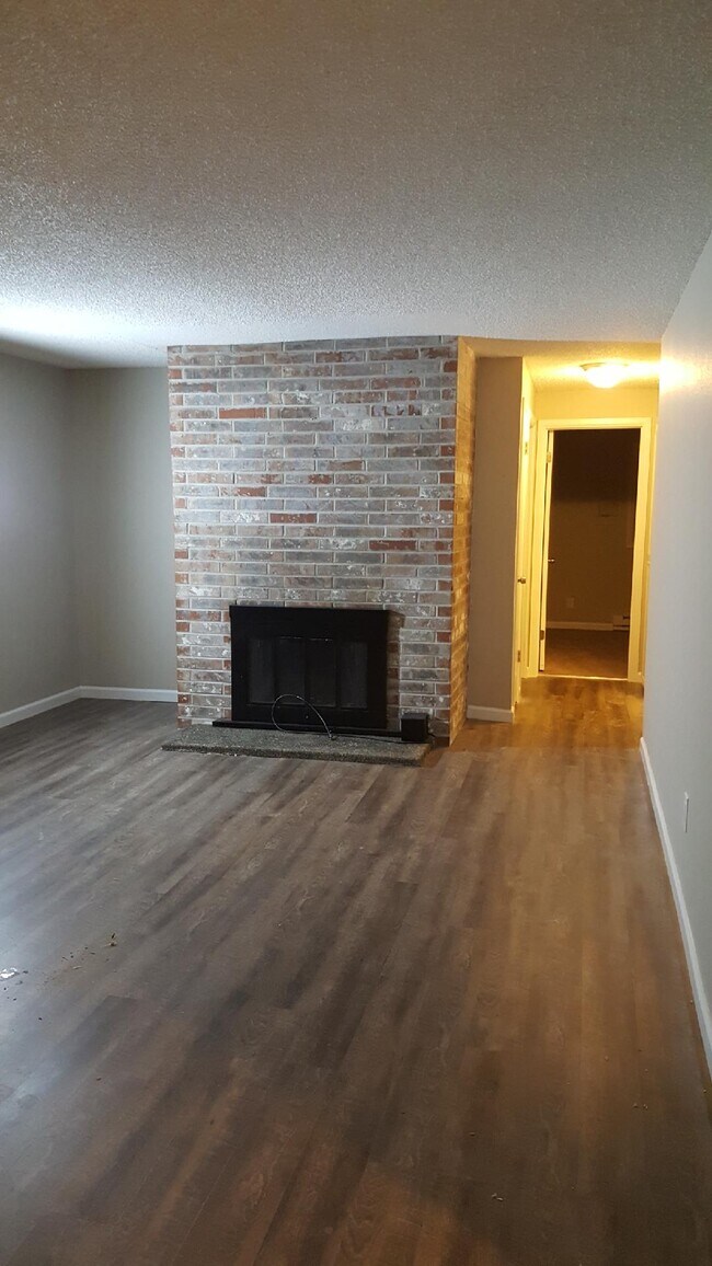 Building Photo - Cedarcrest Apart - 3