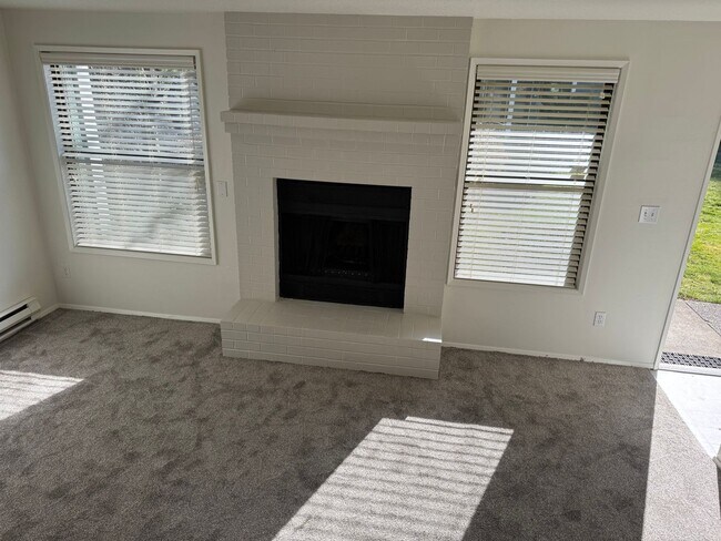 Building Photo - $500 off 1st Rent - Spacious 3 bedroom, 1.5 bathroom Townhouse, Lush Greenspace