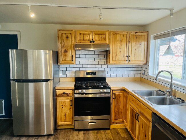 Building Photo - 145 Sunset Dr