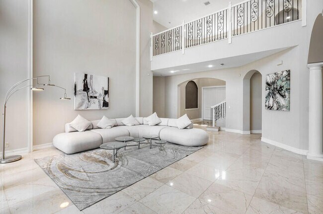 Building Photo - 17895 Cadena Dr