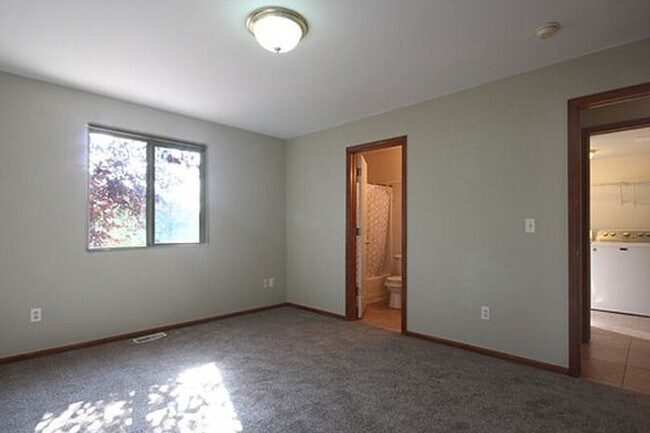 Building Photo - 730 Ponderosa Dr