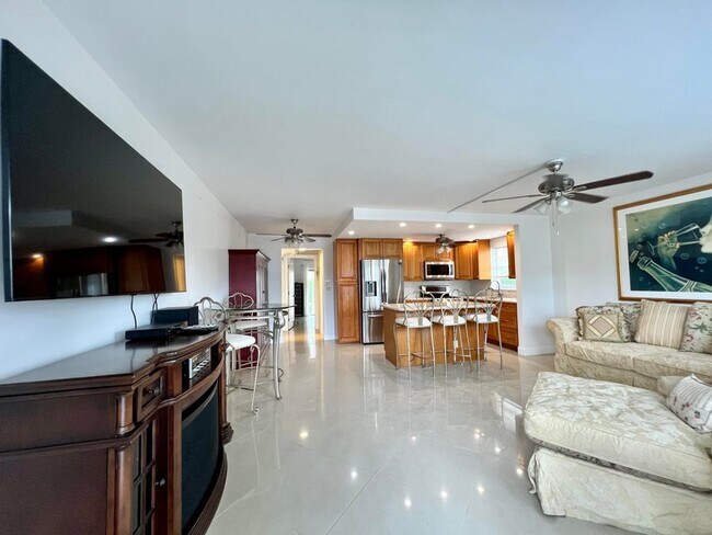 Large Furnished 1st Floor Corner 1B 1.5 Ba - 173 Berkshire I