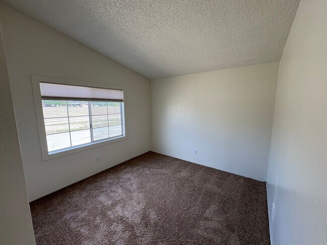 Building Photo - Country home! Private showing only!