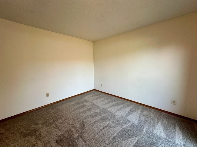 Building Photo - Well-Maintained Three Bedroom Home in West Salem