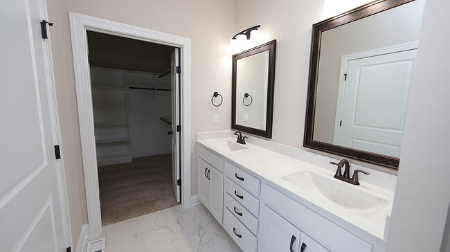 Building Photo - Beautiful Home with Open Floorplan in Desi...