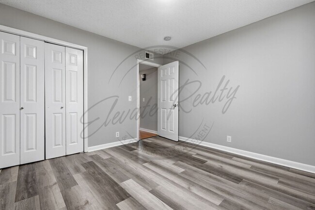 Building Photo - Two Bedroom Duplex in Hermitage with Back Deck!