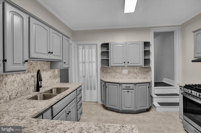 Building Photo - 23 Trebor Pl