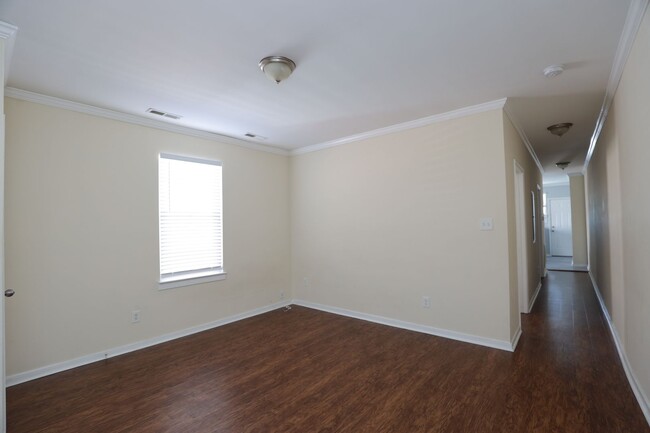 Building Photo - 2-Bed, 1-Bath Unit Minutes from Downtown R...