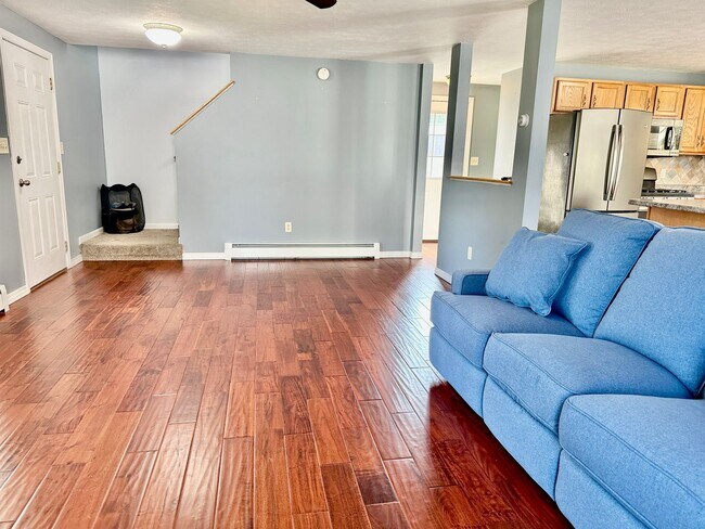 Building Photo - Like New 3BR, 1.5 bathroom Colonial For Rent
