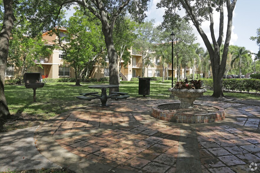 Gatehouse on the Green 150 SW 91st Ave Plantation FL 33324