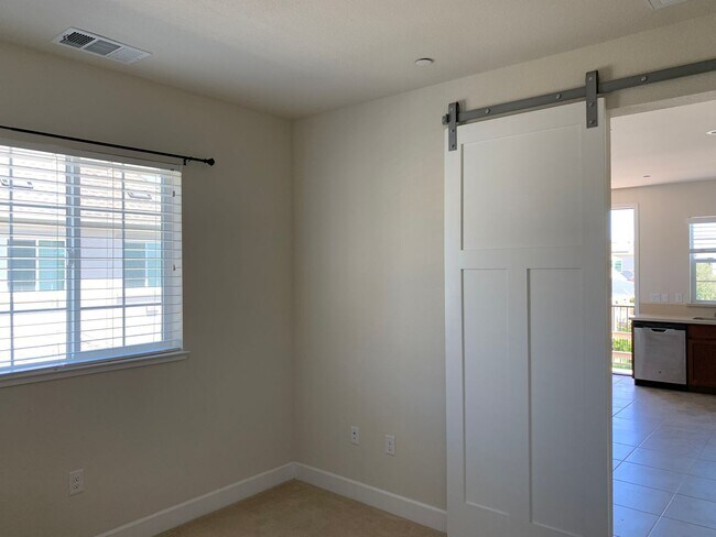 Building Photo - Nice 1 Bed 1 Bath upstairs apartment in the Cannery Neighborhood