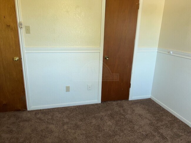 Building Photo - 2733 Phyllis Dr