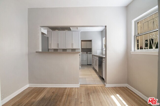 Building Photo - 342 N Orange Dr