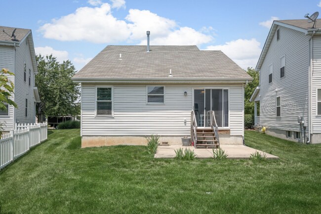 Building Photo - 150 Roxbury Dr