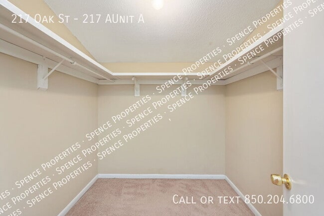 Building Photo - 217 Oak St SE