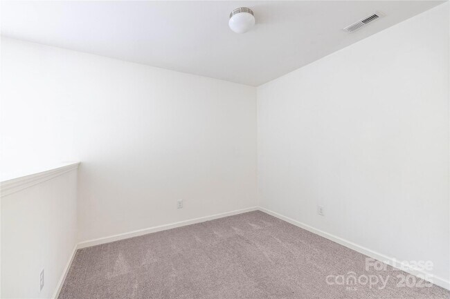 Building Photo - 710 Yorkshire Dr