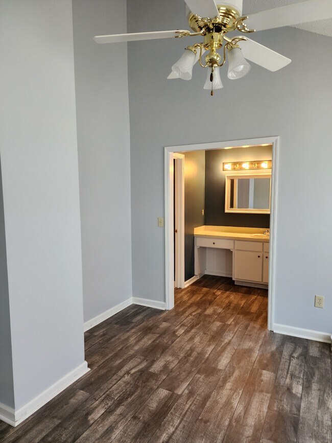 Building Photo - 105 Sandlewood Dr