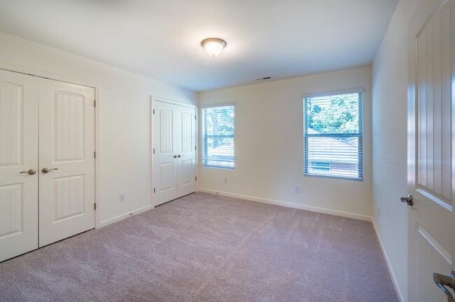 Building Photo - 8 Rochambeau Ct