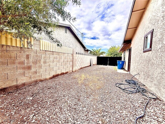 Building Photo - 4881 E Imperial Ave