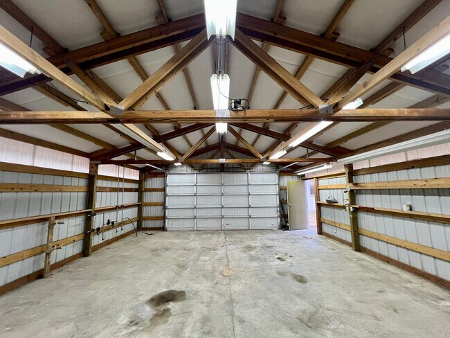 Building Photo - Updated 3BD w/ Outbuildings & Shop - Water included