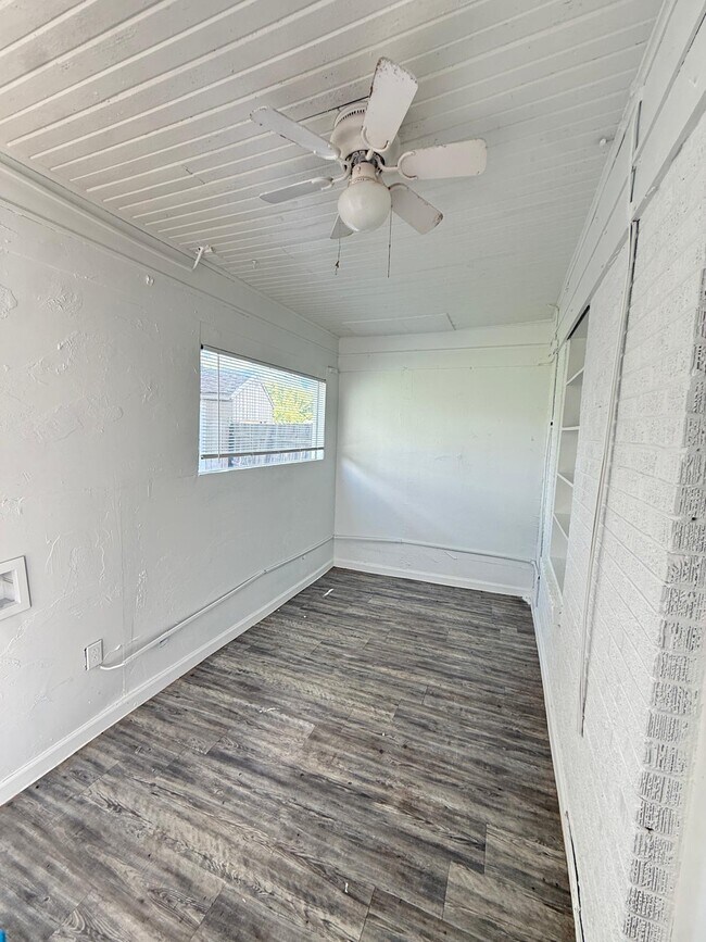 Building Photo - 326 E Harmon Dr
