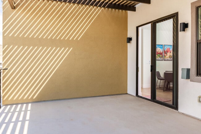 Building Photo - Desert Color Condo