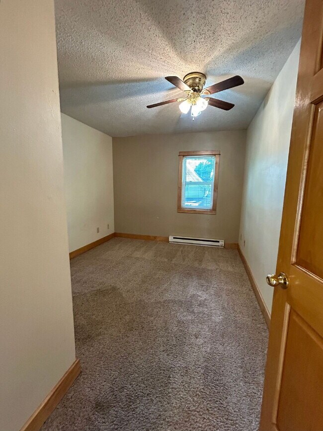 Building Photo - New On Market - 3 Bedroom, 1 Bathroom Duplex