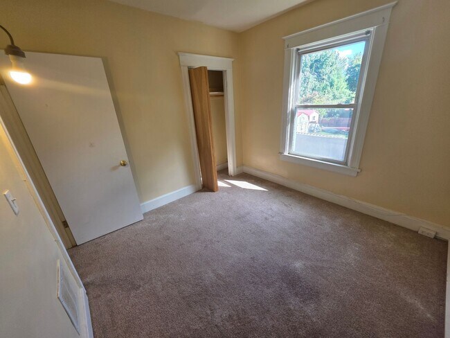Building Photo - 35 Manitou Ave