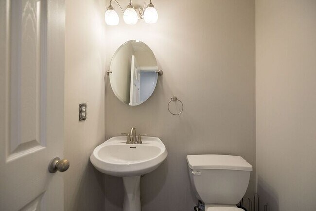Building Photo - 453 Reba Ct