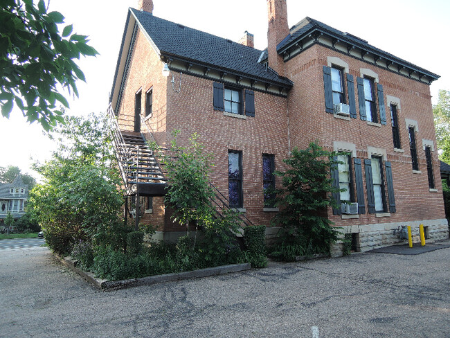 Building Photo - 334 E Mulberry St