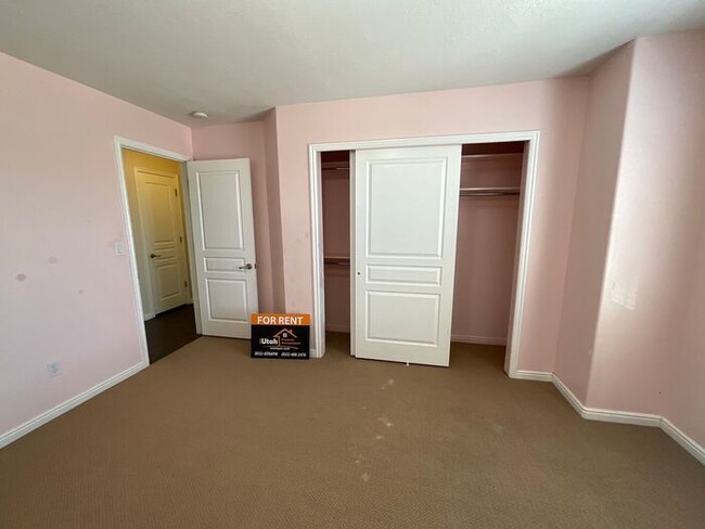 Building Photo - 6 bedroom 3 1/2 bathrooms 2 car garage Lar...