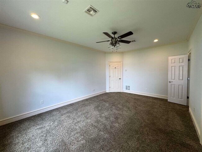 Building Photo - 609 Shoreline Dr
