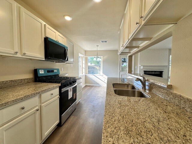 Building Photo - 818 Overland St