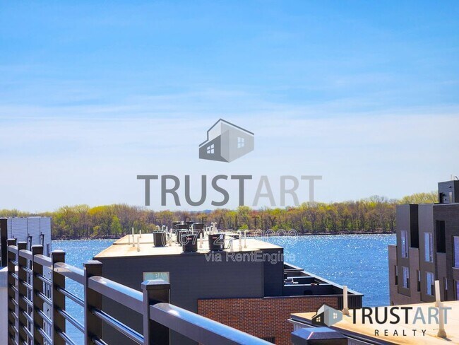 Building Photo - 3150 Parkview Walk