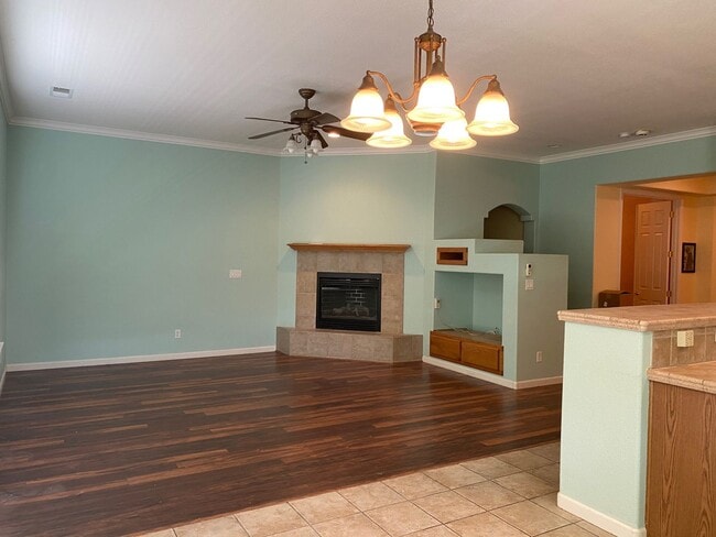 Building Photo - Huge 4 Bed 2 Bath + Den Golf Course Hom...