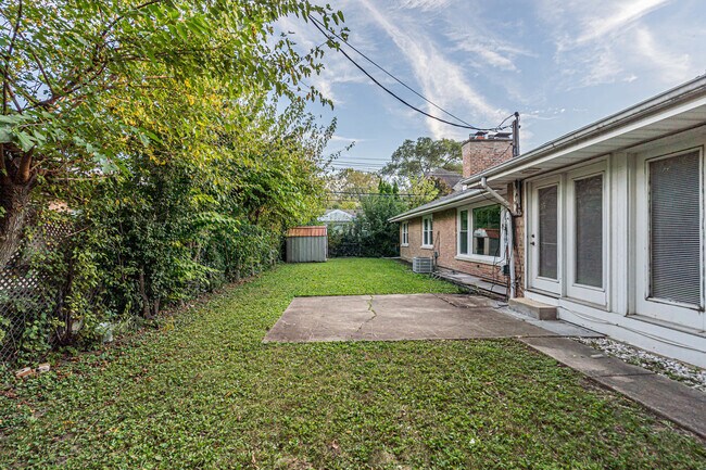 Building Photo - 6811 N Kenneth Ave
