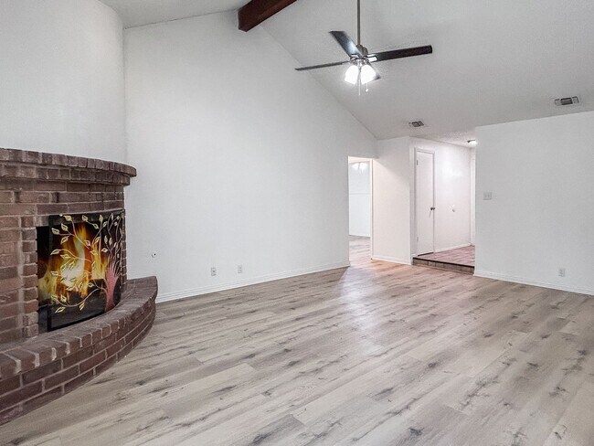 Building Photo - Inviting Northwest San Antonio Home - Fire...