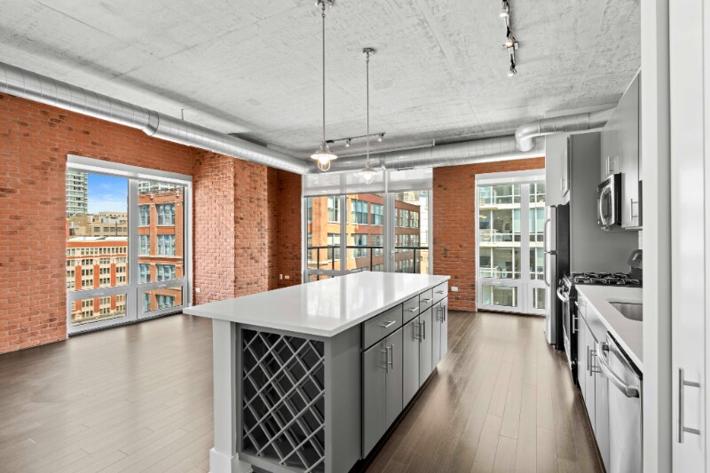Building Photo - 877 S Clark St