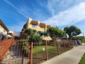 Building Photo - 1118 N Kenmore Ave
