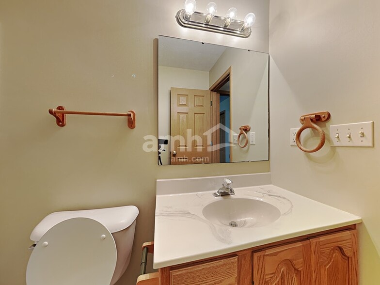 Building Photo - 3370 Redbud Dr