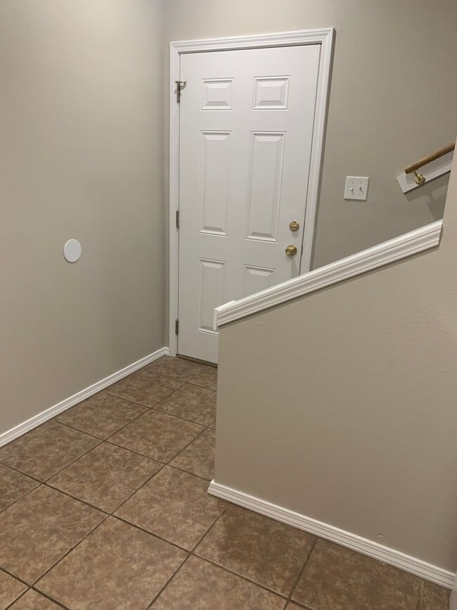 Building Photo - Spacious 3-Bed, 2.5-Bath Fourplex with Gar...