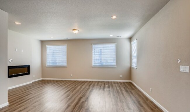 Building Photo - LOVELY 4-BEDROOM TOWNHOUSE IN WALKABLE SW LONGMONT NEIGHBORHOOD