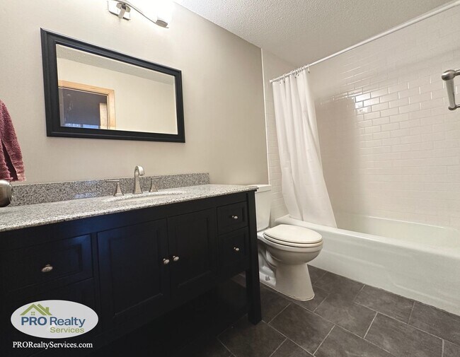 Building Photo - Updated 1 Bedroom Condo **Half off 1 Month...