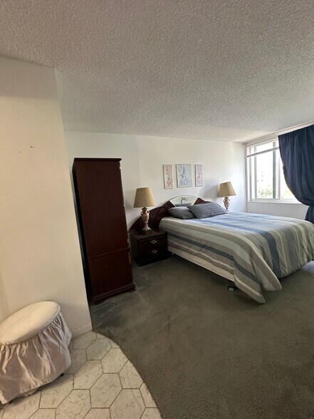 Building Photo - 250 Sunny Isles Blvd