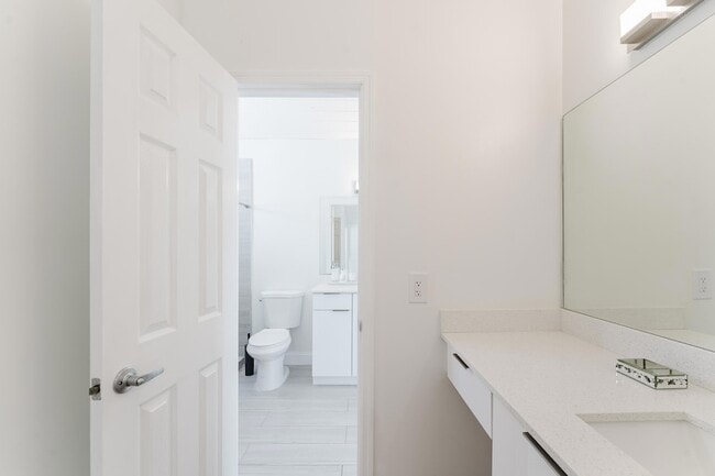 Building Photo - 665 Jeffery St