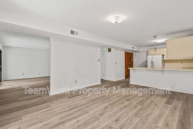 Building Photo - 9 Stallion Ct