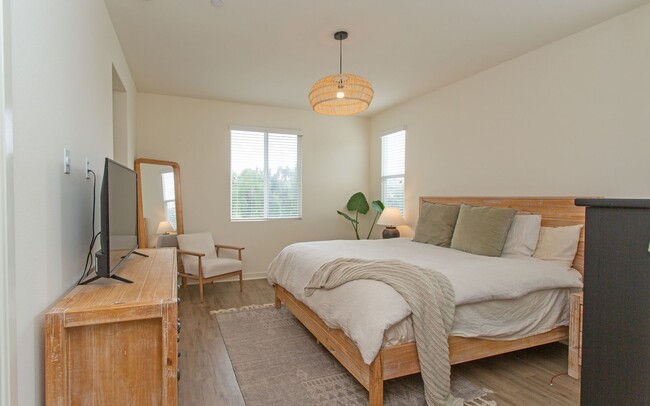 Building Photo - Large Corner-End Townhouse in Oceanside!