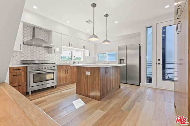 Building Photo - 803 N Harvard Blvd